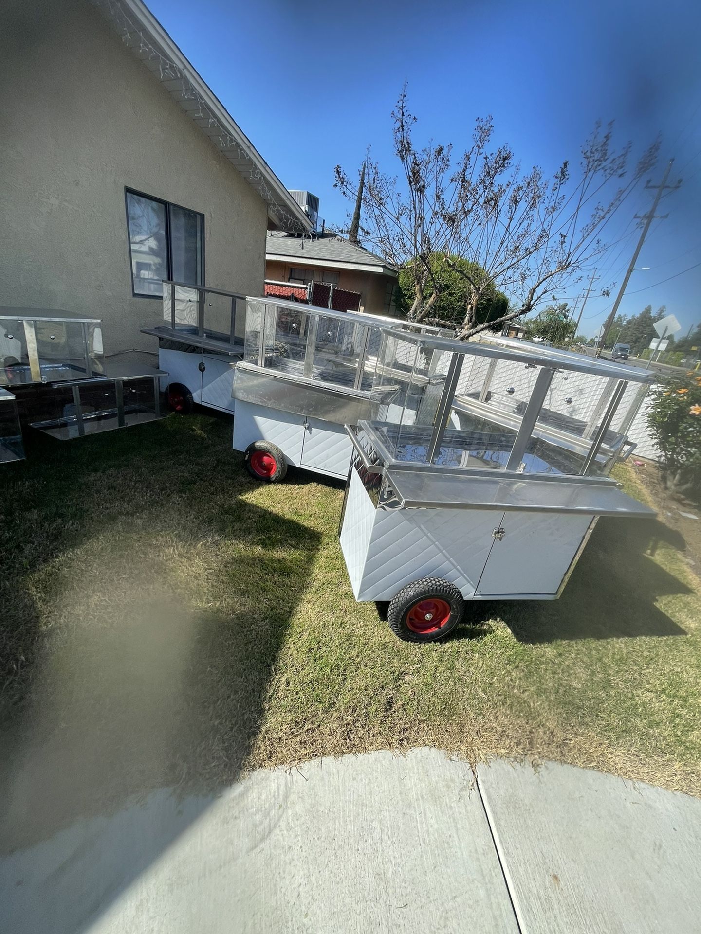 Carritos De Fruta Y Vitrinas Nuevos Aquí En Fresno