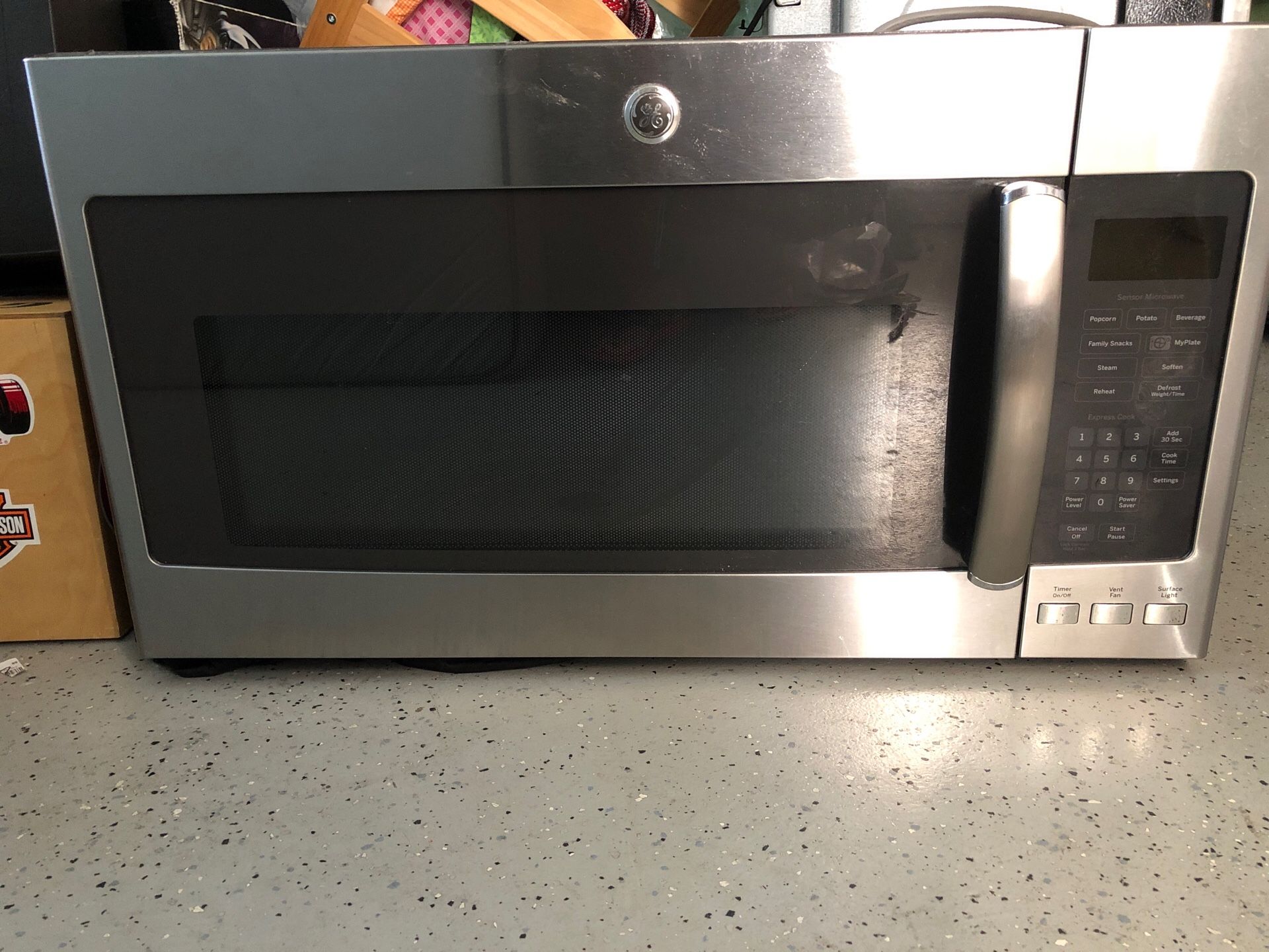 Trash compactor, refrigerator and microwave GE brand for Sale in Los