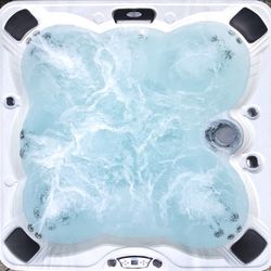 Beautiful and large 7- person 2015 Cal Spas/Hot tub/ Legacy Series for sale