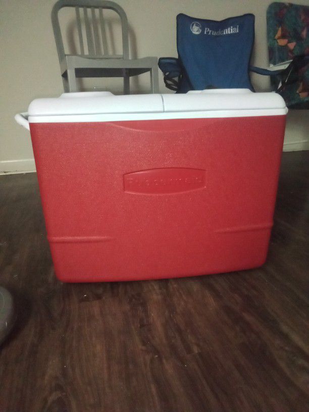 Rubbermaid 4 Cup Holder Red Cooler