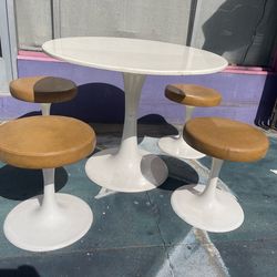 MID CENTURY MODERN FIBERGLASS TULIP SPINDLE TABLE SET WITH 4 STOOLS KNOLL EERO SAARINEN