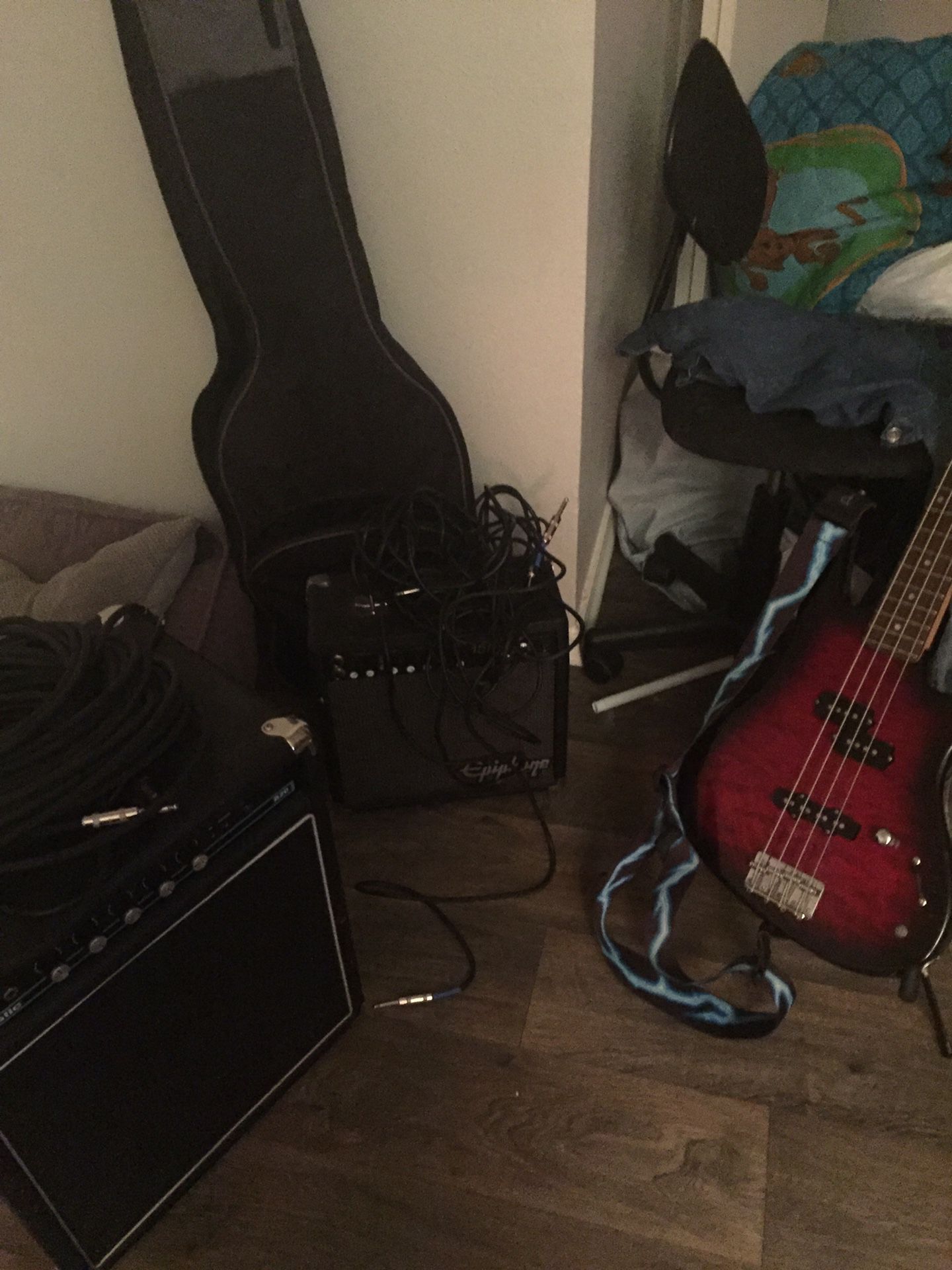 Washburn Bantam Bass Guitar, 1 large amp, 1 medium amp, 3 aux cords(1 50 ft), case and strap