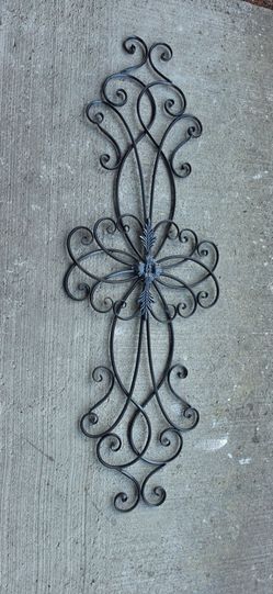 Metal scroll work wall decor