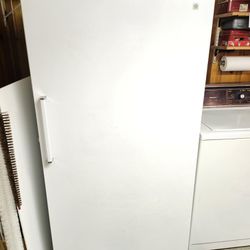 GE UPRIGHT FREEZER / Great Condition 