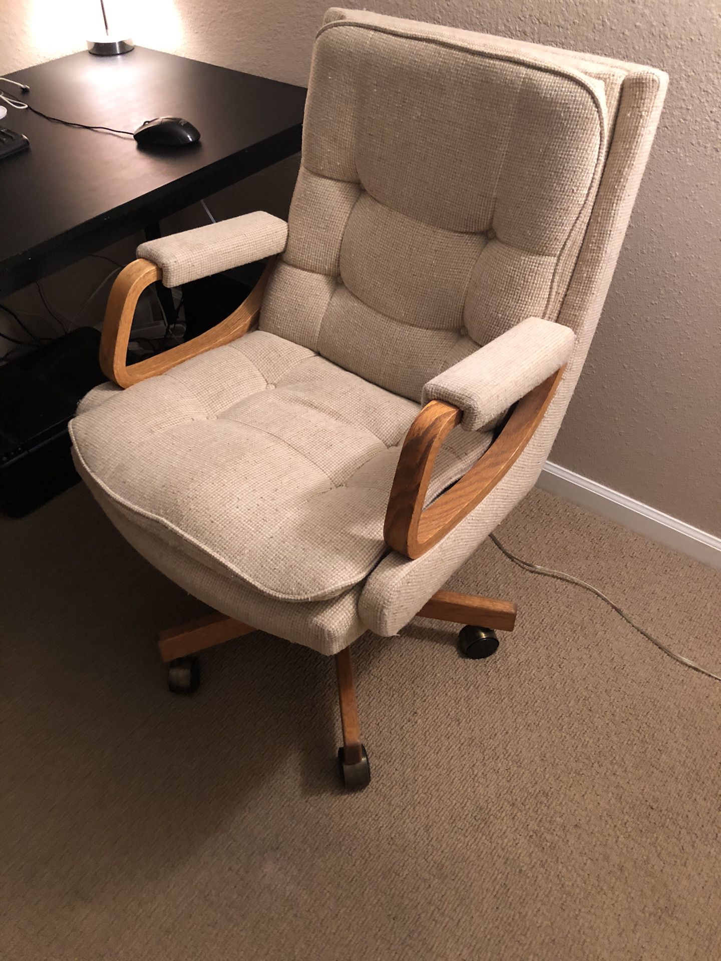 Swivel office chair