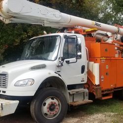 2009 Freightliner Bucket Truck with jib