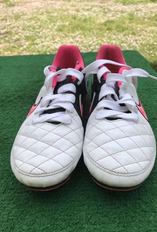 NIKE TIEMPO Soccer Cleats