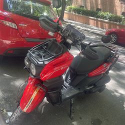200cc Street Legal Moped - Office Commute Only (Never Used for Food Delivery) - Queens - Great Condition