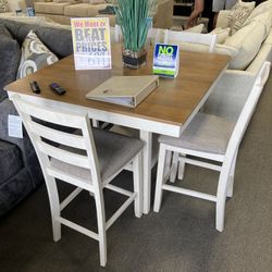 Lovely Dining Set ✨😍 Easy Financing Available ✨🤍 Free Delivery 🚚 