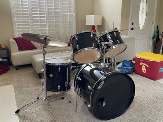 Acoustic Drumset - Tama Swingstar 5 Piece With Cymbals And Throne