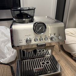 Espresso Machine - Delonghi 
