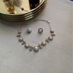 Gold Necklace With Pearls And Clip Earrings 