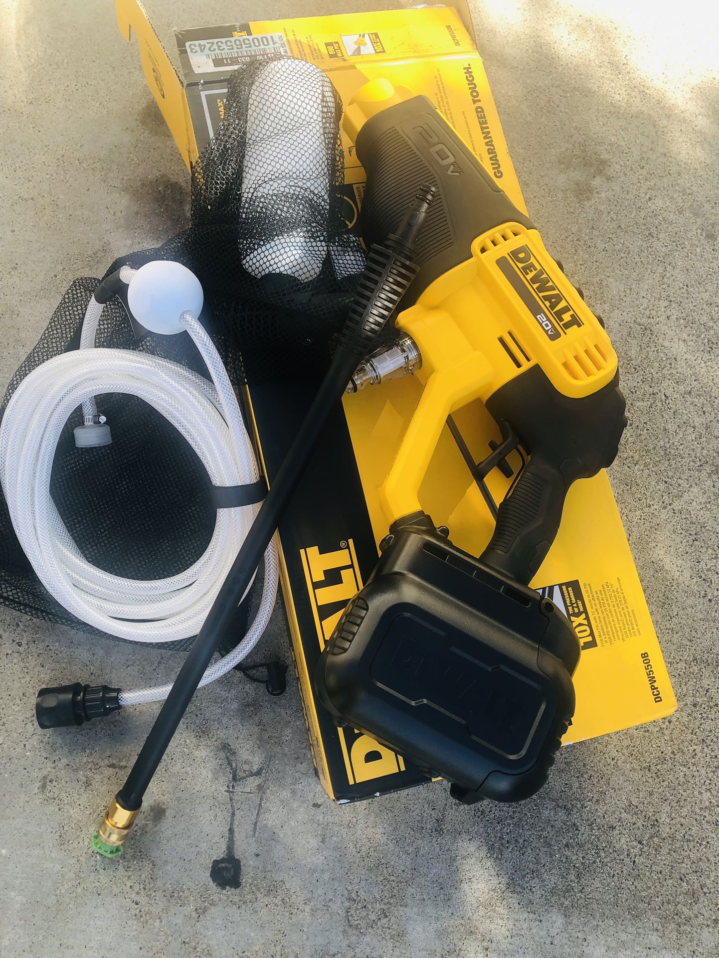 DEWALT 20V MAX 550 PSI 1.0 GPM Cold Water Cordless Battery Power Cleaner with 4 Nozzles (Tool Only)