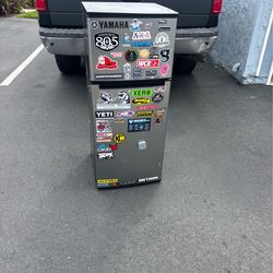 Mini fridge with freezer