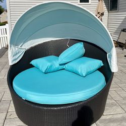 Like New Canopy Outdoor Patio Daybed 