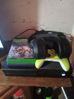 Xbox one very mint and bundle nice