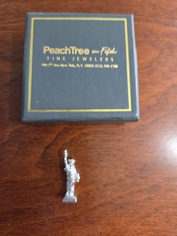 Silver statue of liberty pendant