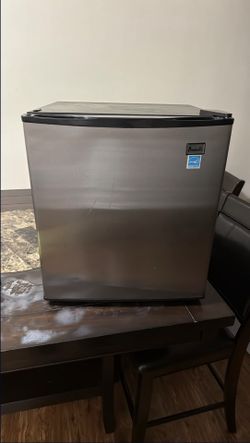 avanti mini fridge
