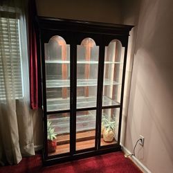 Lighted Large 4 Shelf Curio Display Cabinett/ Excellent Condition 