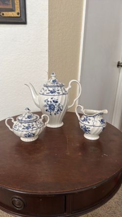 Coffee pot sugar and creamer set