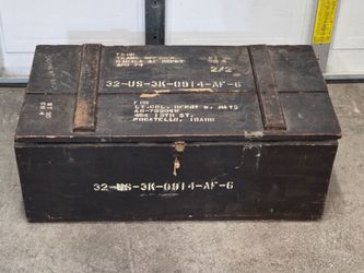 Vintage US military shipping foot locker