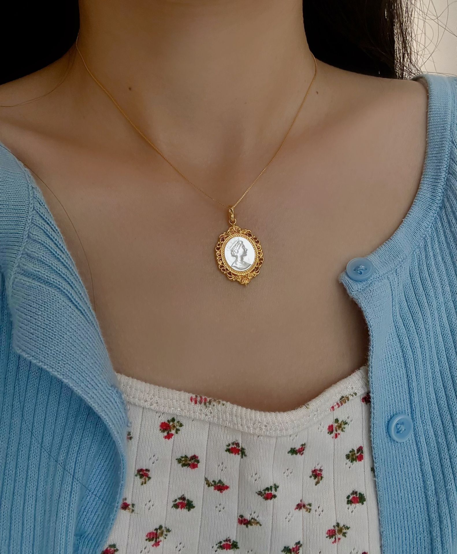 18K Yellow Gold Cameo Mother of Pearl Statue Pendent Charm