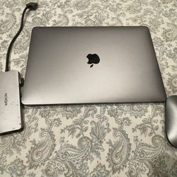 2020 MacBook Pro M1 512gb(w/ Accessories)