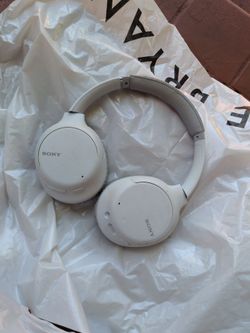 Sony WH-CH710N wireless noise-cancelling headphones