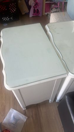 2 Night Stands 2 For 10 Solid Wood They Need To Be Repainted