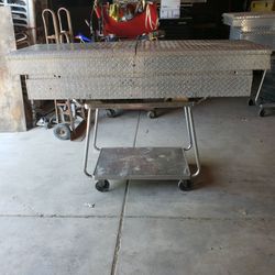 DIAMOND PLATE TRUCK TOOL BOX WITH KEYS KEYS KEYS 61 INCHES LONG 21 WE H