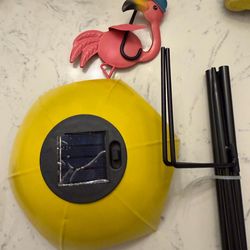 Solar Bird Feeder with LED Light – Flamingo Garden Decor (open box)