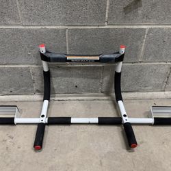 Perfect Fitness Doorway Pull Up Bar 15$cash
