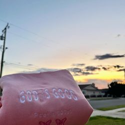 Sweater “God Is good” 