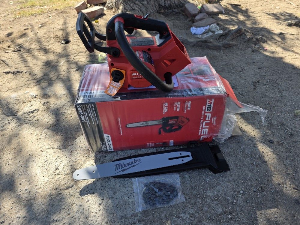 MILWAUKEE Battery-Powered Chainsaw: Large 12-inch Bar, Top Handle, Automatic Chain Oiler, 18V, 35cc