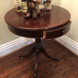 Accent drum table