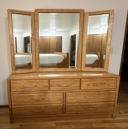 bedroom set w/lots of storage