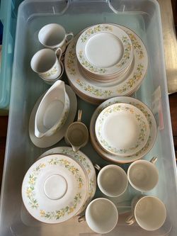 Four Crown China Dinnerware Set