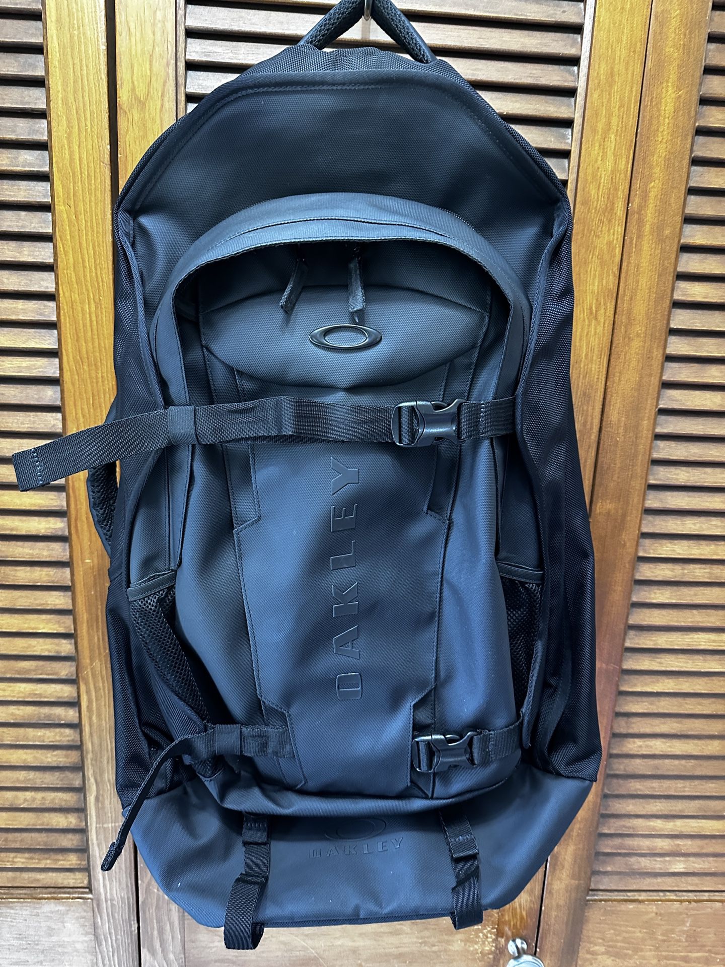 Oakley Travel Duffel Backpack 63L