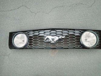 2005-2009 Ford Mustang grill and fog lights with emblem OEM