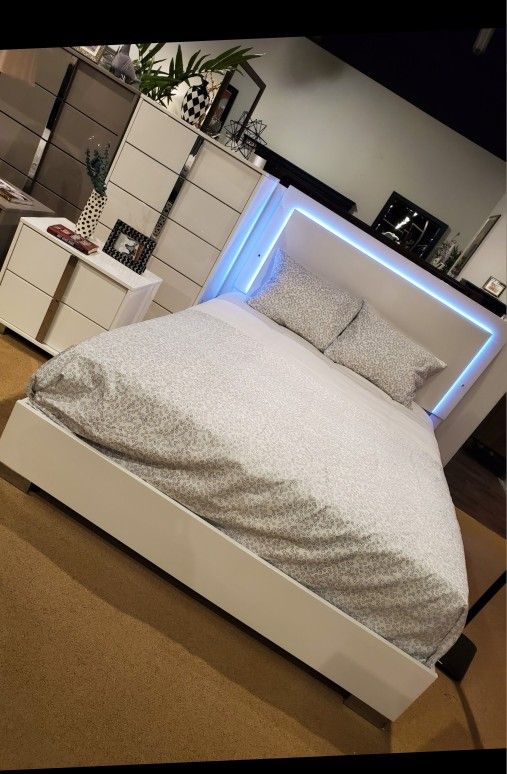 ✨️4pc Queen, King Bedrooms ✨️ Furniture Sectionals, Dining Avail