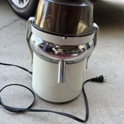 Vintage Pulp Ejector Juicer Model 110.5 DL