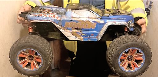 1/5 scale ARRMA Kraton 6S monster truck, Traxxas Velineon VXL-6s ESC with a high-performanceTraxxus brushless motor
