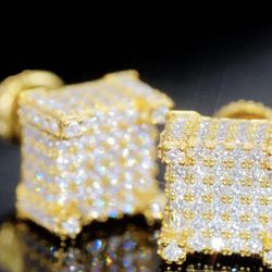 Square solid vvs1 diamond earrings(Dm for any questions)