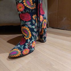 Marguerite Embroidered BOOTS Size 7