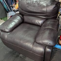 Brown Leather Recliner Chair  Couch  Electric Oversized. Poltrona Recliner Sofa. Powered.Smoke Free And Pet Free House . Excellent Condition 
