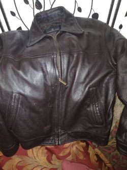 MENS LIKE NEW, LONDON FOG, BLACK LEATHER JACKET, SIZE M TO L