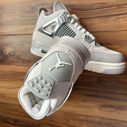 Air Jordan 4 “light” also known as “pearl white”