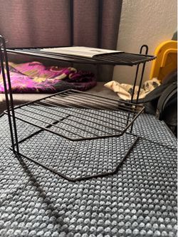 Wire corner shelf
