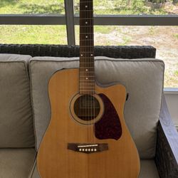 Acoustic Guitar with Internal microphone and Equalizer