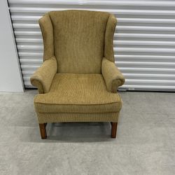 🏡 Classic Wingback Accent Chair – Timeless Comfort & Style!